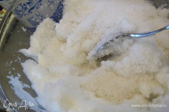 В миске взбить белки, добавить всю соль и тщательно перемешать.