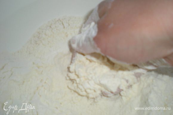 Просеять муку в миску,добавить сахар,соль и дрожжи.Дрожжи начинаем втирать в тесто кончиками пальцев.