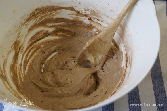 Потом в остатки теста добавить какао порошок, перемешать.