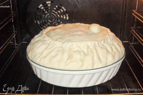Поставьте в разогретую до 180–200°C духовку. В период выпекания вам необходимо проверять пирог. Снимите колобок и посмотрите, достаточно ли там бульона. Если нет, то можете добавить. Главное — не перелить!