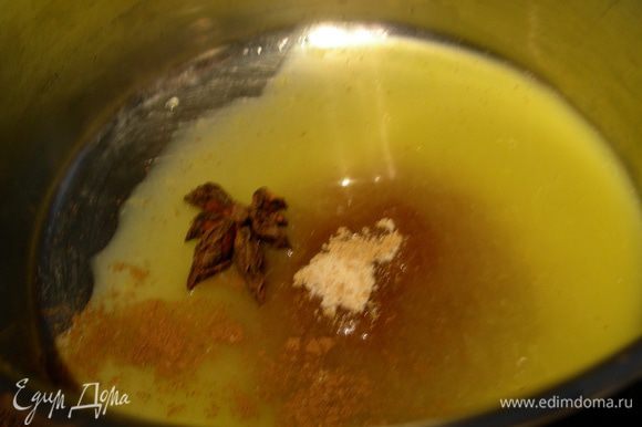 Для сиропа в небольшой кастрюльке смешиваем апельсиновый сок, сахар, специи и все прогреваем.
