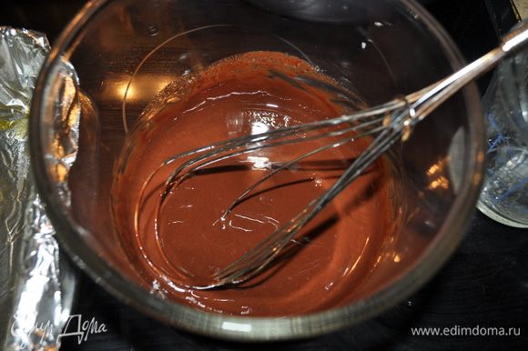 В микроволновке растопить шоколад и слив. масло в безопасной посуде от 1/2 мин. до 2 мин. интервалами. Размешать.
