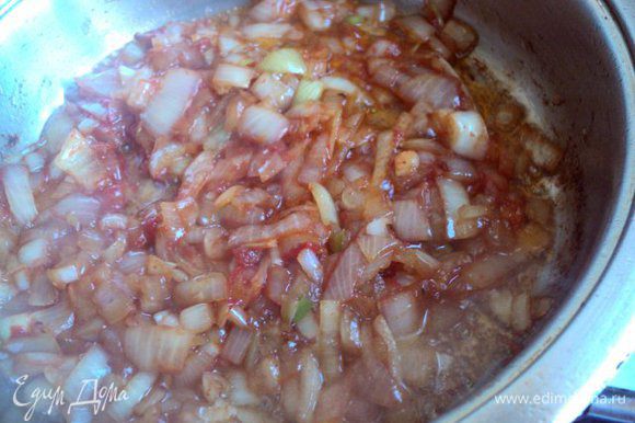 Лук порезать кубиками и пассеровать на сковороде, где жарились ребрышки. Добавить томат, сахар, соль по вкусу и пассеровать до мягкости.