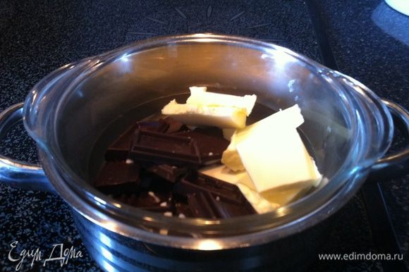 шоколад разломать на кусочки, добавить сливочное масло и молоко, расплавить на водяной бане