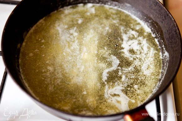 Делаем соус бешамель: растопите в сковороде сливочное масло.