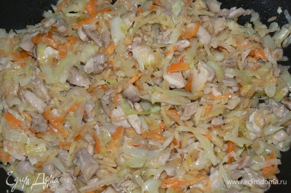 Добавить морковь и 3-4ложки готового риса. Все потушить до готовности.