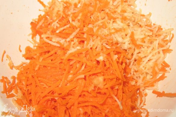 Морковку и сельдерей трем на мелкой терке (надо брать в одинаковых пропорциях).