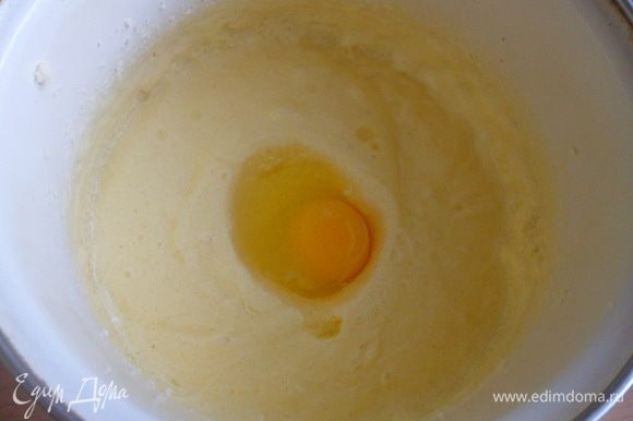 Добавляем по одному яйца, каждый раз хорошо взбивая миксером.