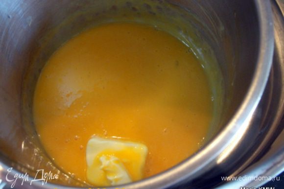 Положить один кусочек масла к желткам, вымешивать до тех пор, пока масло растает. Далее, помешивая добавить остальные кусочки.