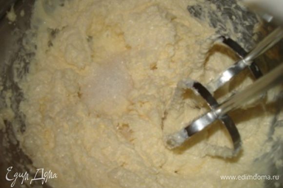 Приготовим кофейно ореховые коржи: Взбить миксером размягченное сливочное масло с сахаром до консистенции жирных сливок.
