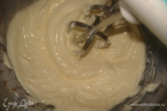 Приготовим крем: Растереть размягченное сливочное масло до кремообразного состояния.