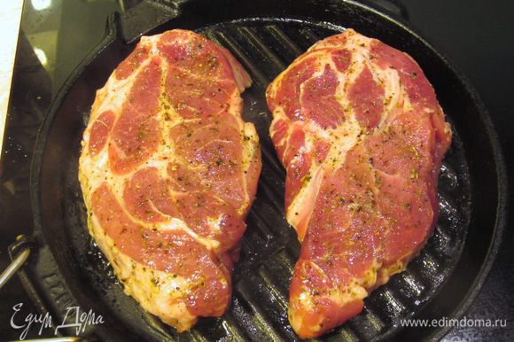 Разогрейте гриль на среднем огне. Жарьте мясо с двух сторон по минуте на каждой стороне.