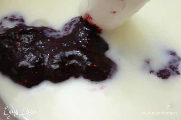 Половину яично-йогуртовой массы смешать с 2/3 пюрированных ягод. Разлить по формочкам и поставить в морозилку минут на 40.