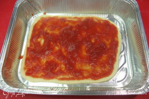 Сбрызнуть тесто водой из распылителя, нанести слой томатного пюре и присыпать орегано. Оставить подниматься 70-80 минут.