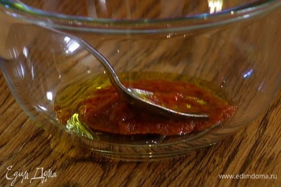 Приготовить заправку: соединить пасту харисса, 1 ст. ложку оливкового масла, посолить, поперчить и перемешать.