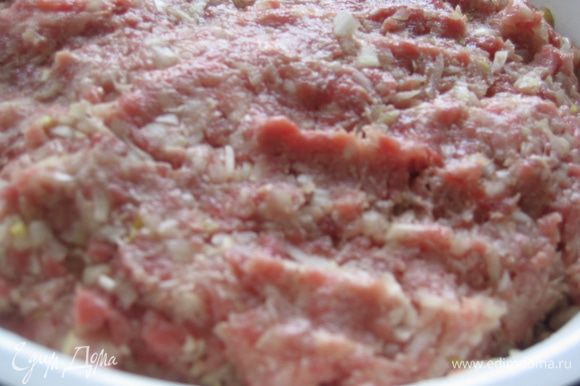 Объединить нарезанное мясо и лук, добавить растопленное сливочное масло, соль, сахар, перец и все тщательно перемешать