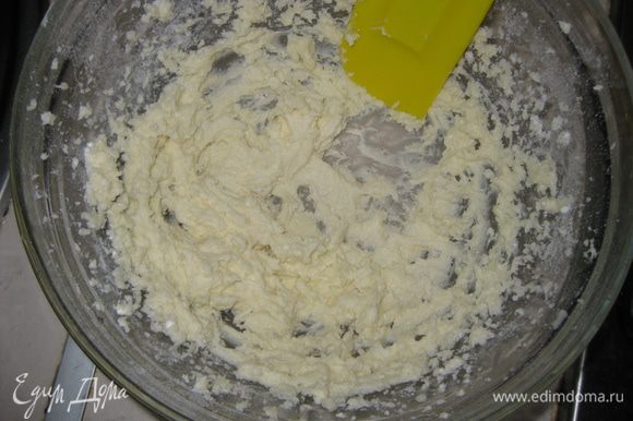 Для начала приготовим песочное тесто. Для этого мягкое масло взбить с сахарной пудрой.