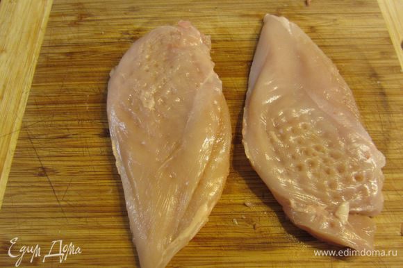 Отбейте мясо грудок так, чтобы выровнять толщину - около 1 сантиметра. Так курица прожарится более равномерно.