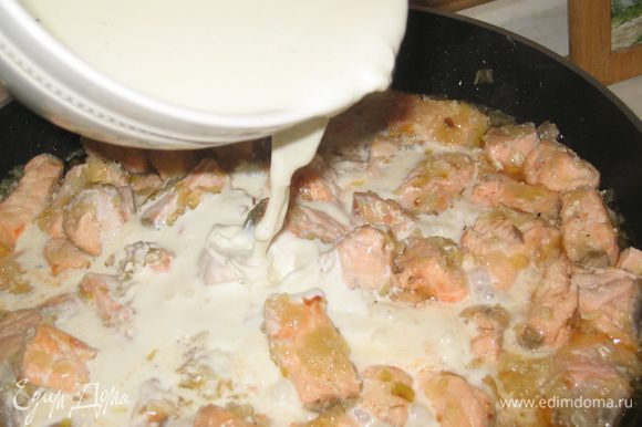 Влить соус в сковороду с рыбой, накрыть крышкой и потушить минут 5