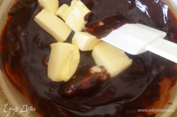 На водяной бане растопить шоколад, затем, постоянно помешивая, добавить кусочками сливочное масло.