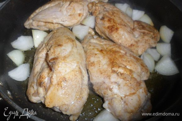 Затем добавляем к курице нарезанный четвертинками лук и чеснок (предварительно раздавленный)и готовить 10 минут