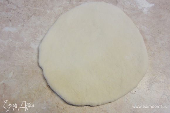 Скалкой или руками раскатайте тесто до толщины около половины сантиметра. Если тесто вновь сжимается - оставьте его в покое на 10 минут, затем повторите попытку.