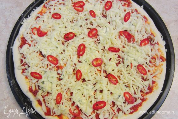Разложите колечки перца по пицце.