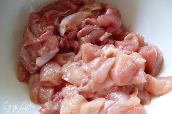 Отделить филе от грудки и срезать мясо с голеней.Примерно третью часть мяса срезанного с голеней отложить в сторону.Остальное пропустить дважды через мясорубку.