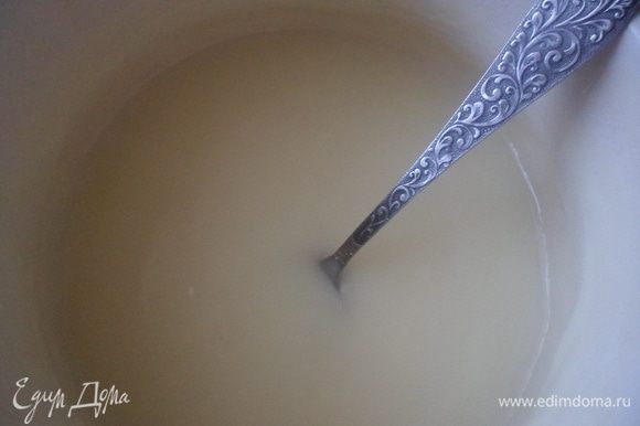 В кипящее молоко высыпать весь сахар, ванилин, яичную смесь. Варить постоянно помешивая до загустения крема (2-3 минуты). В готовый крем вбить сливочное масло. Дать крему остыть