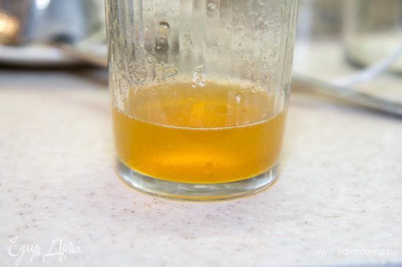 Растворить желатин в яблочном соке и распустить в микроволновке.