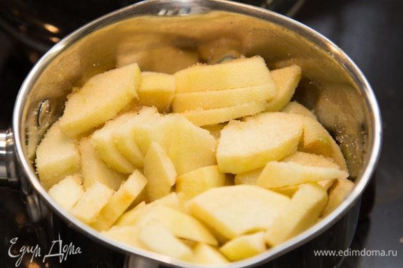 Готовим яблочный мусс: Почистить, порезать яблоки. Сложить в сотейник и добавить сахар и воду(чтоб яблоки не пригорели).