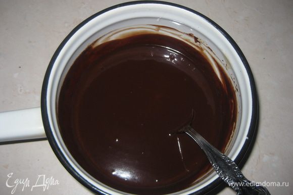 Добавляем в сливки поломаный шоколад и мешаем до полного растворения шоколада.