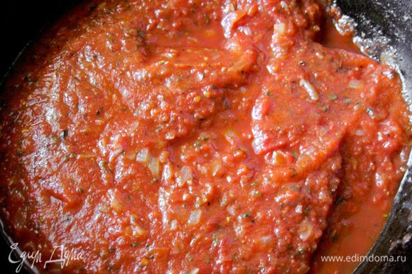 К луку добавить измельченные томаты, базилик. Тушить 8-10 мин.