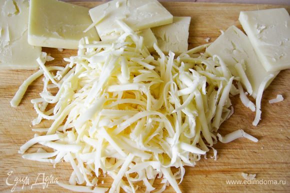 Моцареллу нарезать пластинками. Твердый сыр натереть на терке.