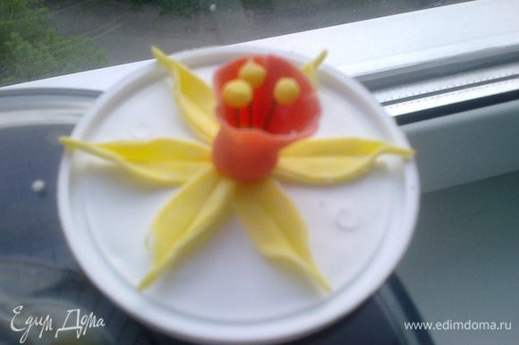 Сделать из проволоки для цветов тычинки. На них насадить маленькие желтые шарики из мастики. И отправить их в серединку цветка. "Колокольчик" соединить с лепестками. Цветок готов!