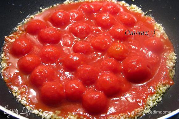 Обжариваем пол-минутки и добавляем помидорки черри в томатном соке. Добавляем рыбный соус, табаско, перец, имбирь, соль, тушим на небольшом огне еще пару минут.