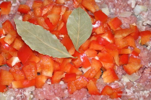 затем мелко порезанный болгарский перец, лавровые листы, бульонные кубики, посолить, поперчить, перемешать,