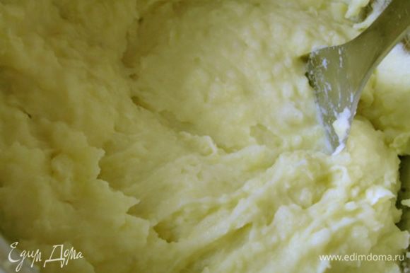 Сваренный картофель очистить от кожицы, приготовить однородное кремообразное пюре с добавлением молока и масла, приправить по вкусу солью, перцем и мускатным орехом.