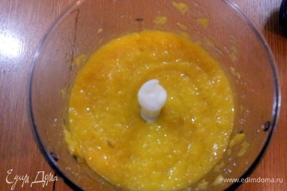 Для приготовления крема очистить плоды манго, отделить от косточки. Из мякоти сделать миксером пюре. Приправить лимонным соком.