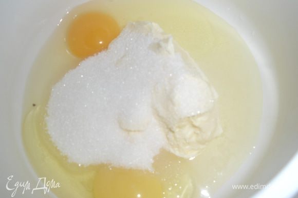 Яйца растираем с сахаром. Добавляем мягкое сливочное масло, муку, соль и разрыхлитель.