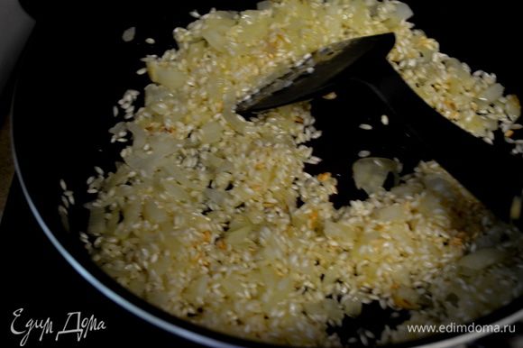 Разогреть сковороду затем выложить слив.масло и олив.масло.Порезанный лук выкладываем,когда разойдется масло и жарим до мягкости.Добавим рис и все перемешаем.