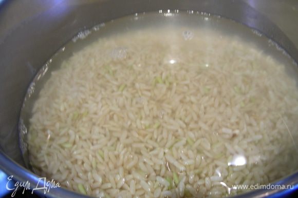Приготовим рисовую кашу. Рис промываем, заливаем его водой и готовим некоторое время (минут 7-10), затем добавляем молоко и варим до готовности, помешиваем. Даем остыть.