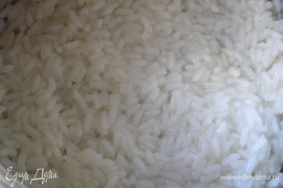 Отварить рис до готовности, добавить сахар и уксус, осторожно перемешать и накрыть салфеткой.
