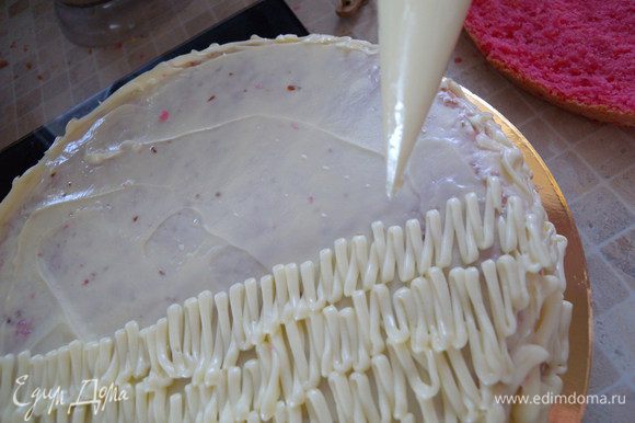 Сделать маленькую дырочку (или через фигурную насадку). Отсадить крем на торт.
