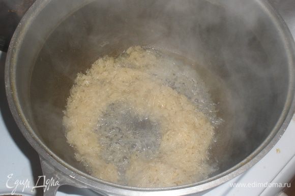 Рис промыть и дать воде полностью стечь. В большой сковороде или кастрюле (у меня казан) разогреть 1 ст ложку масла и слегка обжарить рис.