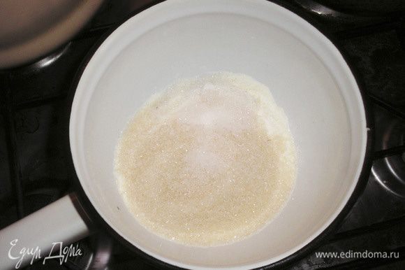 В кастрюльке смешиваем сухое молоко, сахар, ванильный сахар.