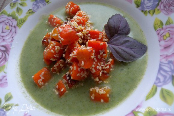 Влить в тарелку суп и насыпать горкой морковь. Украсить зеленью. Приятного аппетита!
