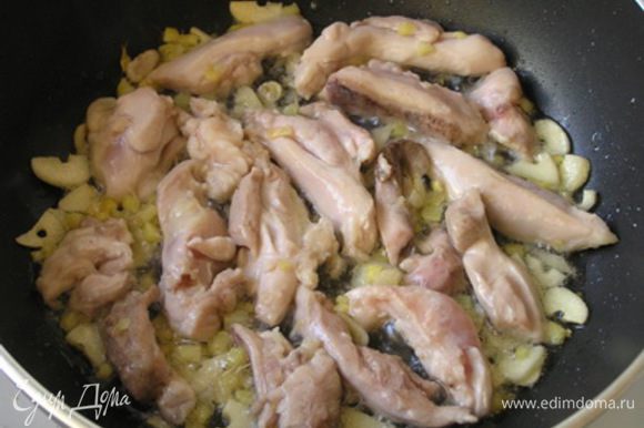 Добавить куриное филе, нарезанное небольшими полосками, жарить около 5 минут, периодически помешивая.