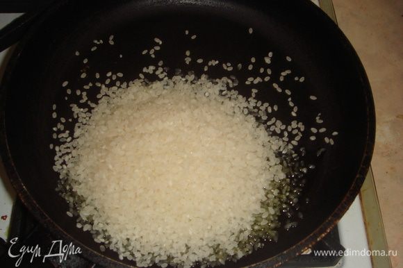 Масло из формы в которой запекалась грудка выливаем в сковороду (его немного, от соуса), добавляем немного оливкового масла. Высыпаем рис.