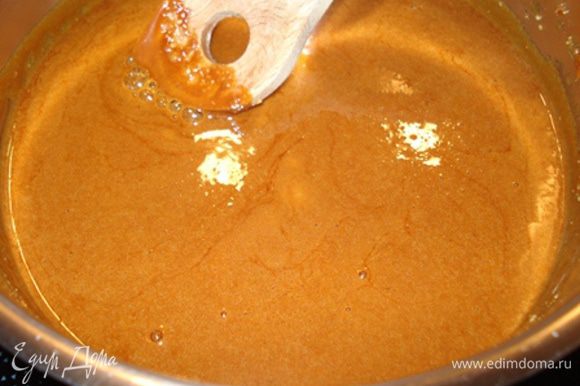 В кастрюльку высыпать сахар,карамлизировать до янтарного цвета(не перемешивая),снять с огня,добавить взбитые сливки,интенсивно перемешивая.Затем влить молоко и добавить желтки.